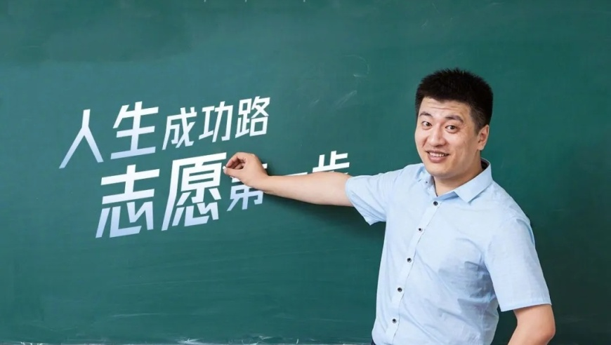 西班牙国王与人形机器人握手,港澳六开彩开奖号码记录第96,多元化方案执行策略_探索版V14.33